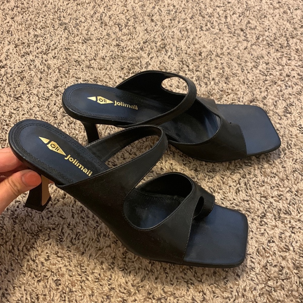 Trendy black heel like new!